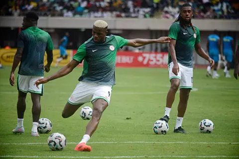 ليس "الهاتريك" الأول.. أوسيمين يتألق بقميص نيجيريا أمام بنين